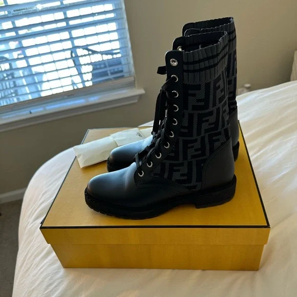 Fendi Rockoko
Black leather biker boots with stretch fabric size 36.5 - Picture 3 of 10